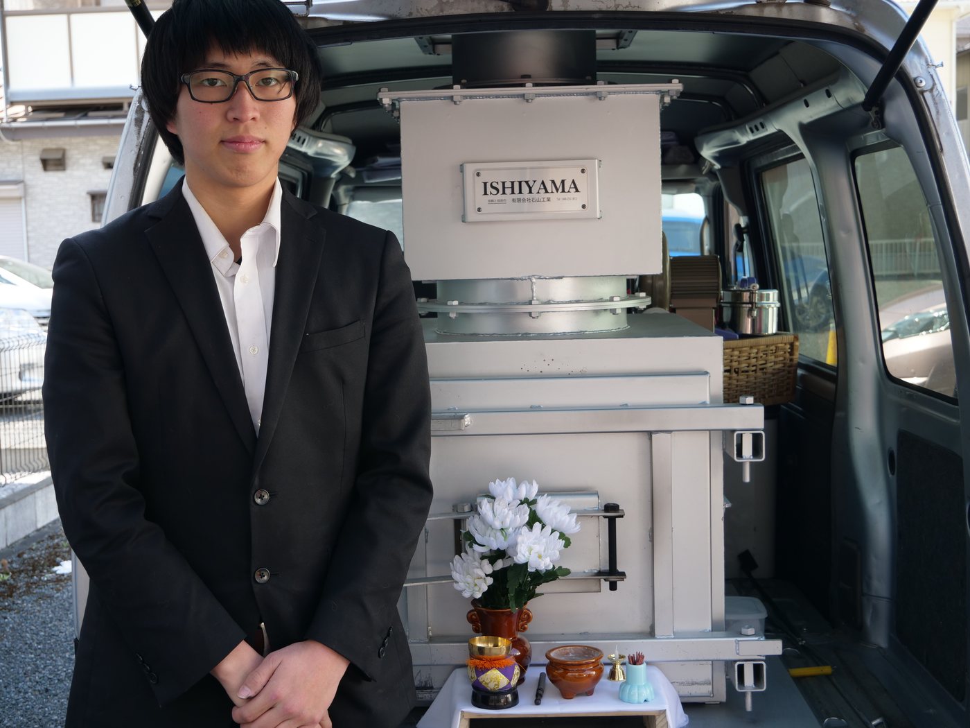 移動火葬車と、においや煙に配慮した火葬炉